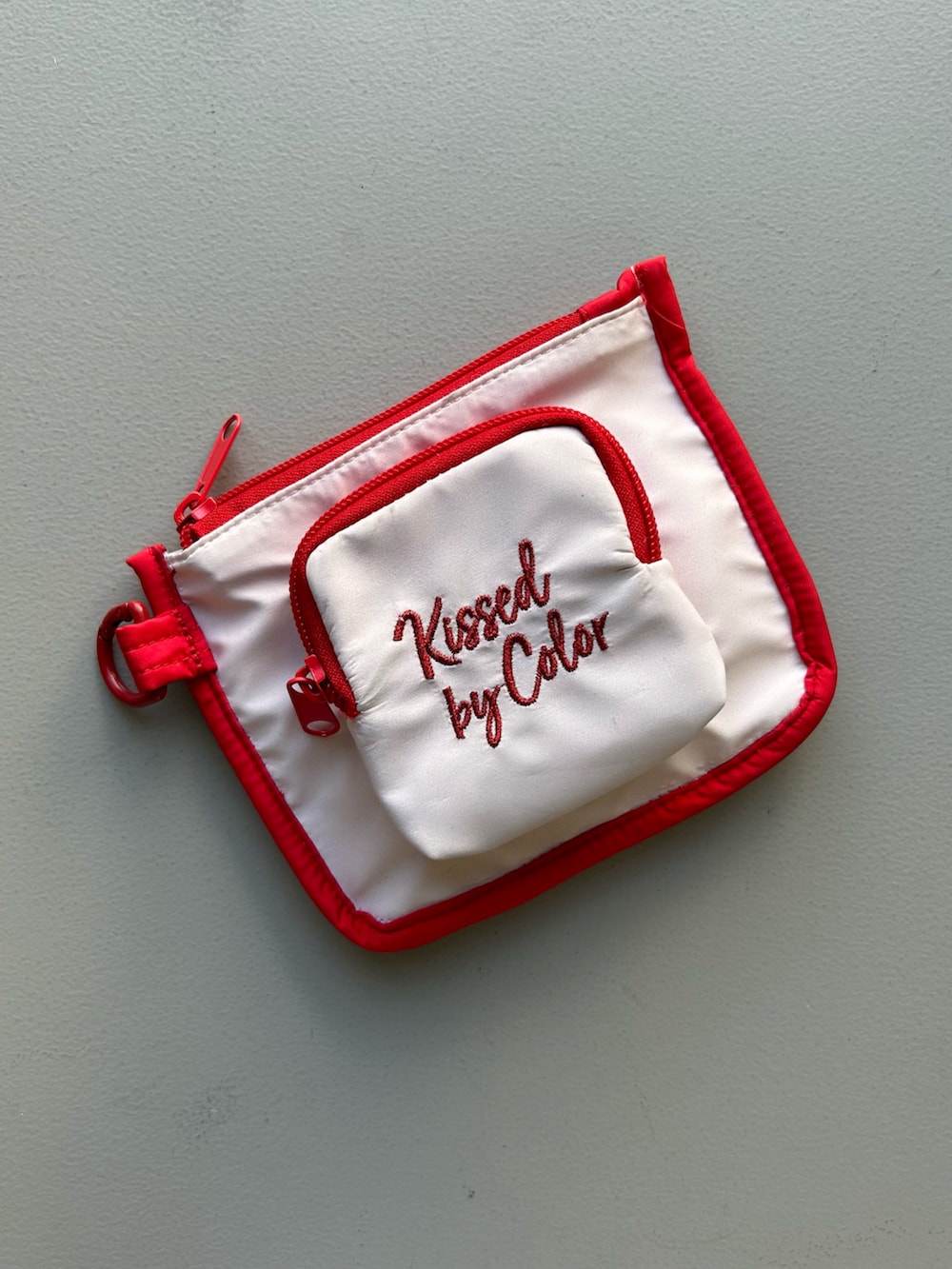 レッド系のポーチ、イエロー系の生活家電、ブルー系のチャームを着用したレディースの春コーディネートの3枚目の写真