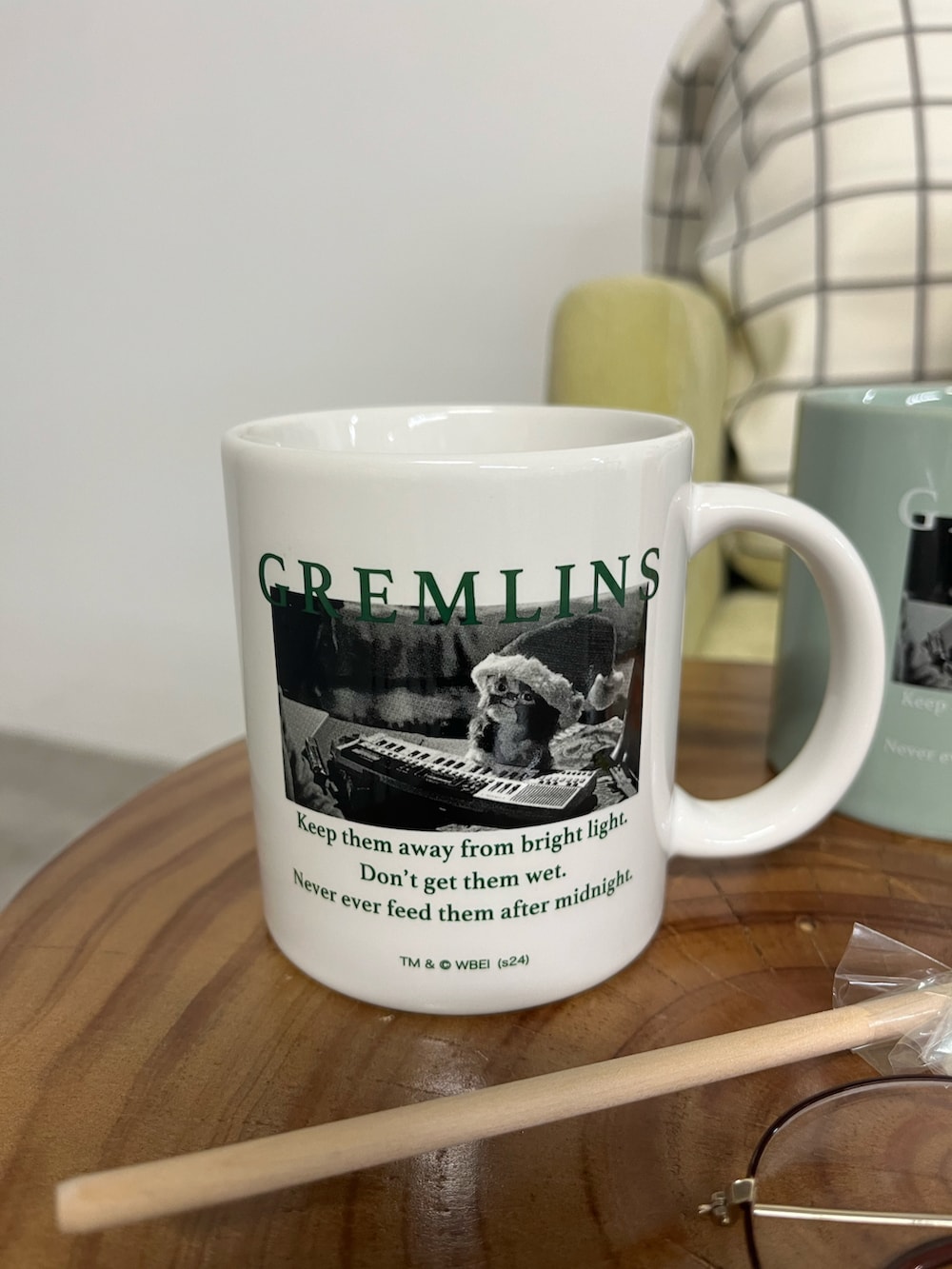 グリーン系のルームシューズ/スリッパ、グリーン系のグラス/マグカップ/タンブラー、ホワイト系のグラス/マグカップ/タンブラーを着用したレディースの秋コーディネートの3枚目の写真