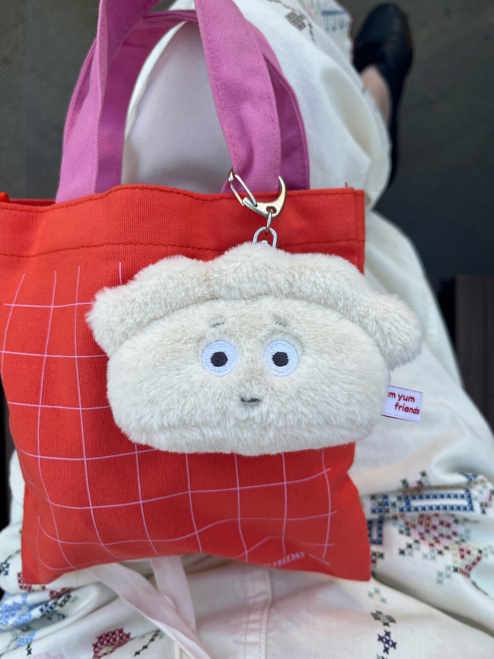 ホワイト系のチャームを着用したレディースの夏コーディネートの2枚目の写真