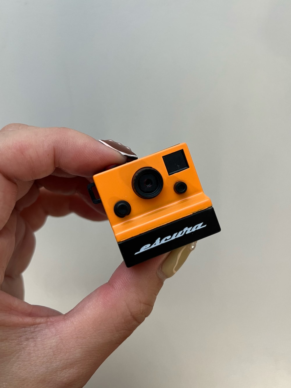 イエロー系の財布、ブラック系の水筒、オレンジ系の生活家電を着用したレディースの秋コーディネートの5枚目の写真