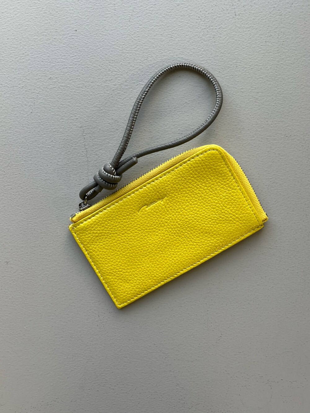 その他のハンドケア/ハンドクリーム、グレー系のポーチ、イエロー系の財布を着用したレディースの冬コーディネートの4枚目の写真