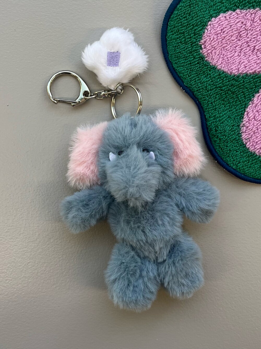 ホワイト系のトートバッグ、ブルー系のチャームを着用したレディースの春コーディネートの4枚目の写真