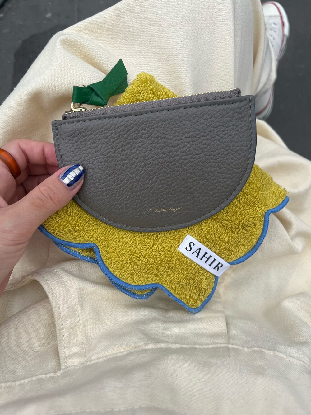 グリーン系のコインケース、イエロー系のハンカチ/ハンドタオルを着用したレディースの夏コーディネートの2枚目の写真