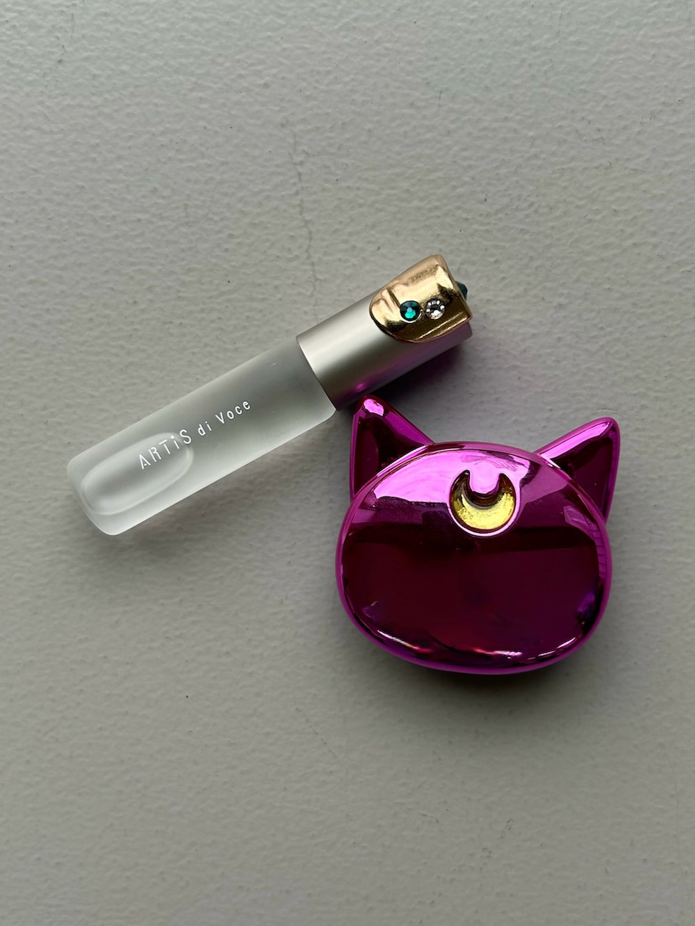 グレー系のポーチ、ベージュ系の財布、グリーン系の手鏡/メイクミラーを着用したレディースの春コーディネートの5枚目の写真