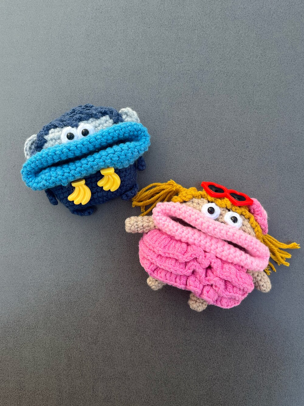 レッド系のポーチ、ピンク系のヘッドフォン/イヤホン、ピンク系のスピーカーを着用したレディースの冬コーディネートの2枚目の写真