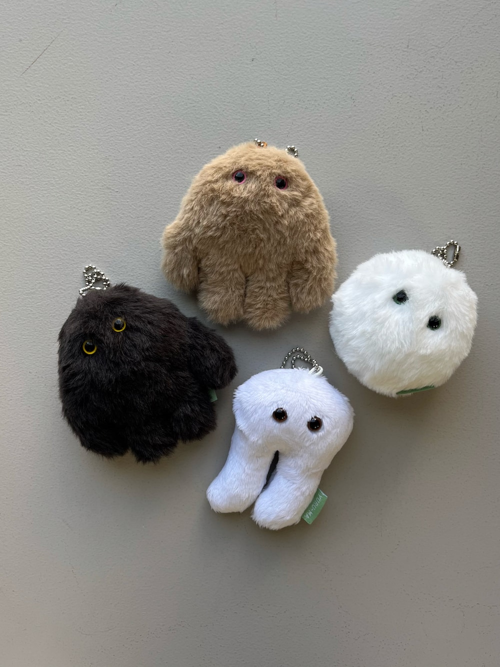 その他のハンドケア/ハンドクリーム、グレー系のポーチ、イエロー系の財布を着用したレディースの冬コーディネートの5枚目の写真