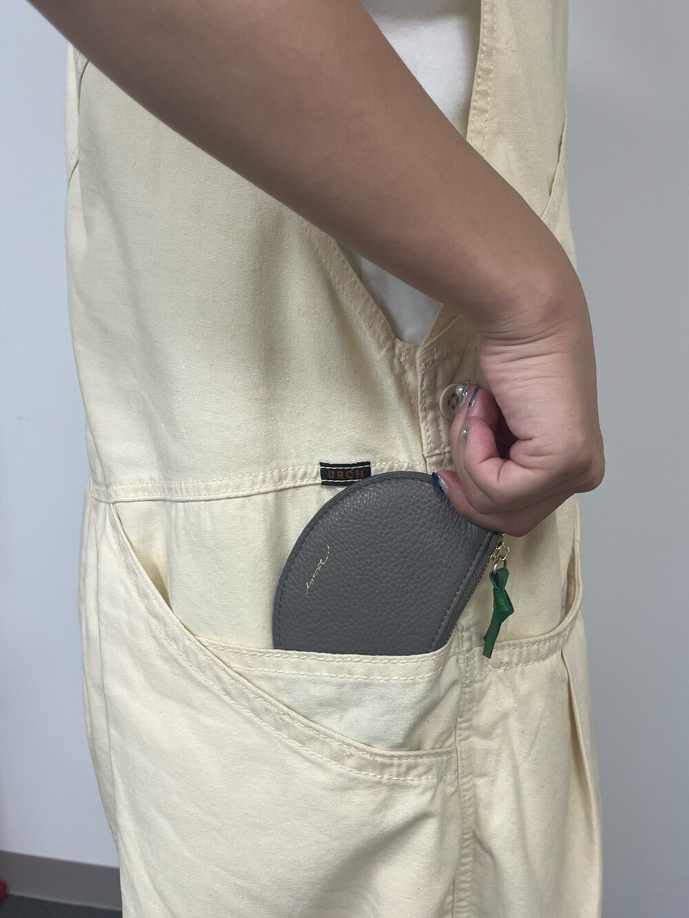 グリーン系のコインケース、イエロー系のハンカチ/ハンドタオルを着用したレディースの夏コーディネートの3枚目の写真