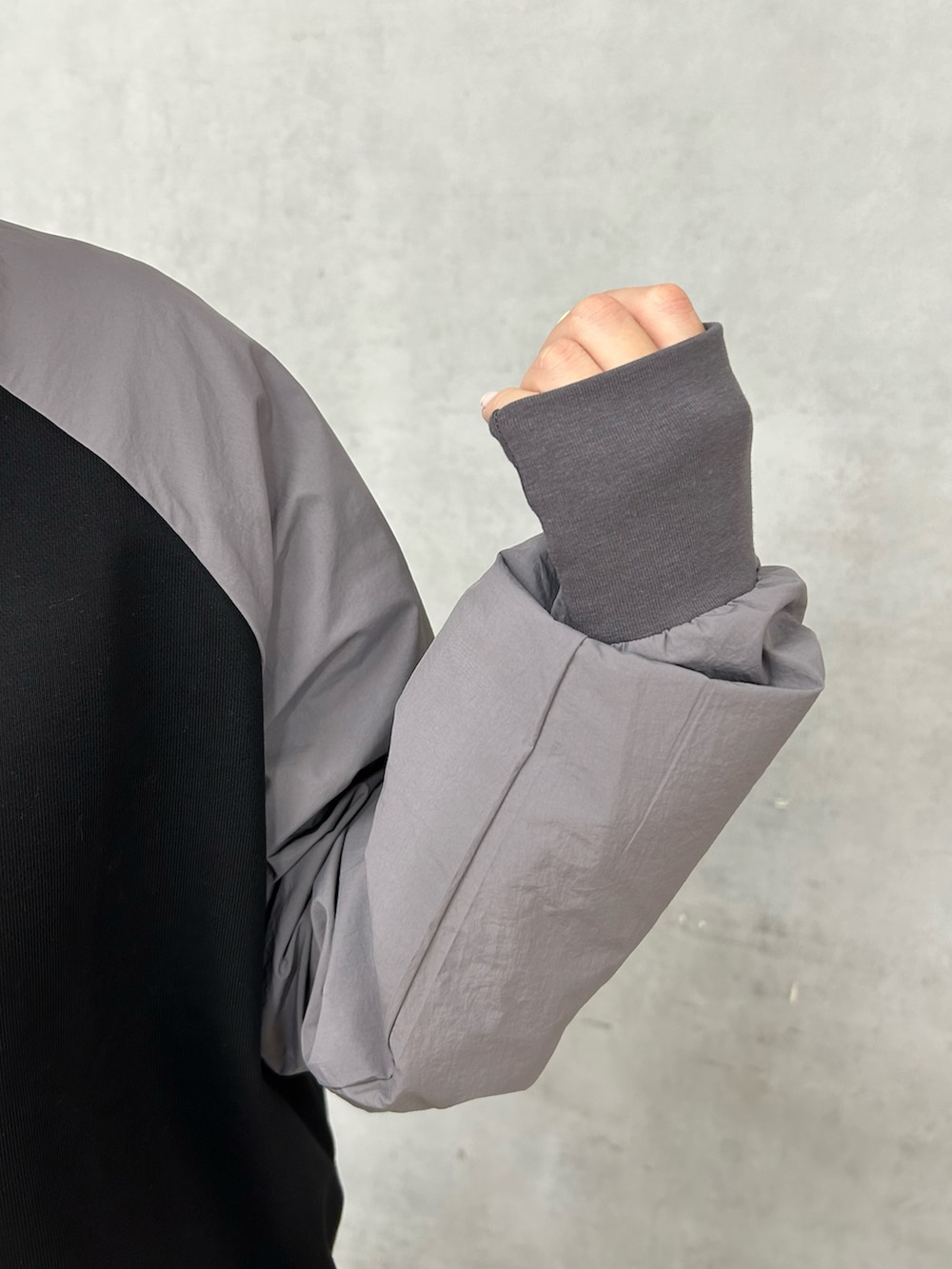 ブルー系のカーゴパンツ、ブルー系のシャツ/ブラウス、グレー系のTシャツ/カットソーを着用したレディースの春コーディネートの4枚目の写真