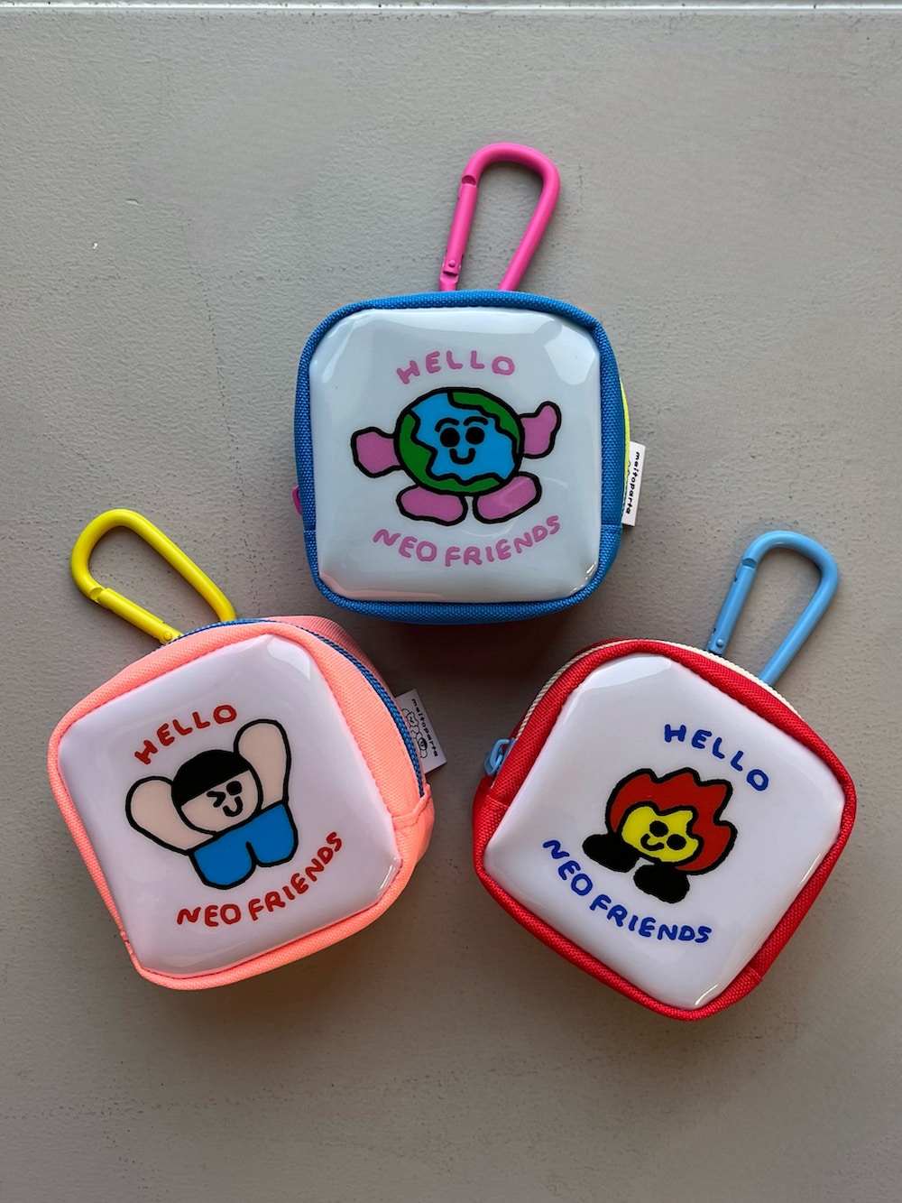 ブルー系のキーホルダー、シルバー系の財布、ピンク系のポーチを着用したレディースの春コーディネートの3枚目の写真