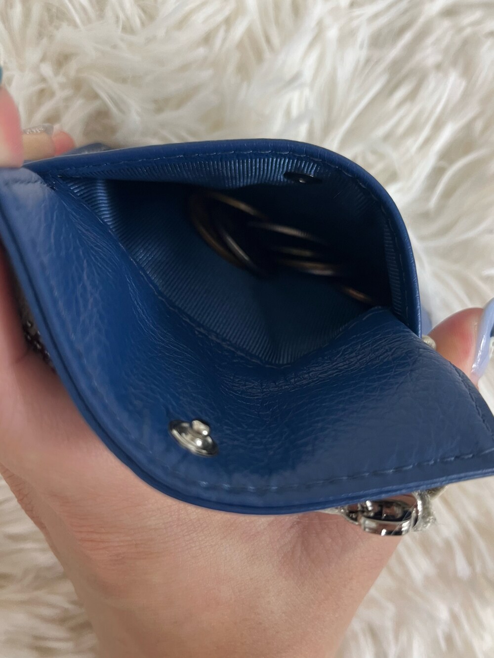 ホワイト系の財布を着用したレディースの秋コーディネートの3枚目の写真