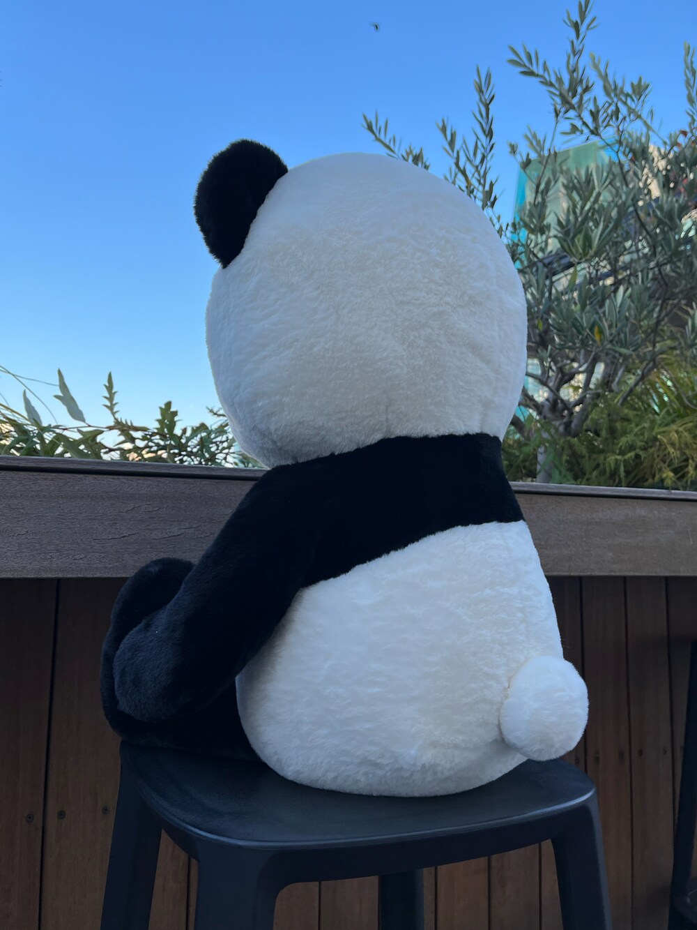 ホワイト系のフィギュアを着用したレディースの冬コーディネートの2枚目の写真