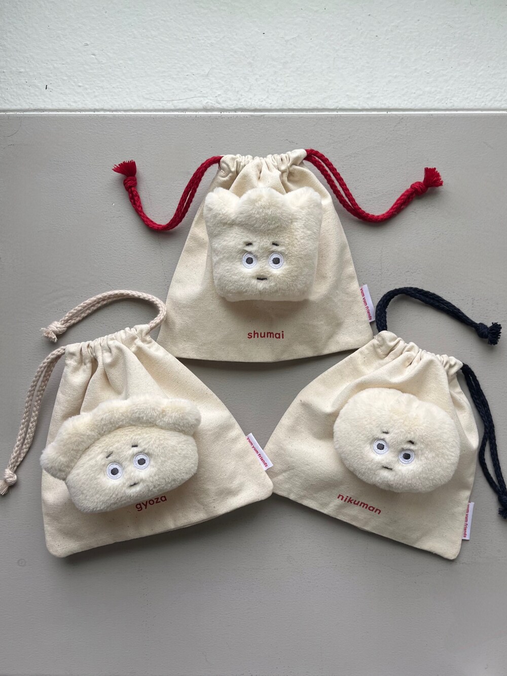 ホワイト系のポーチ、ホワイト系のチャーム、ブルー系のヘアブラシを着用したレディースの春コーディネートの3枚目の写真