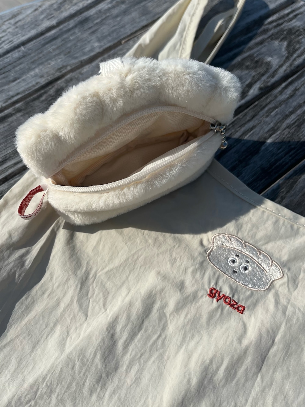 グレー系のエコバッグ/サブバッグ、グリーン系の財布、オレンジ系のスマホグッズを着用したレディースの秋コーディネートの4枚目の写真