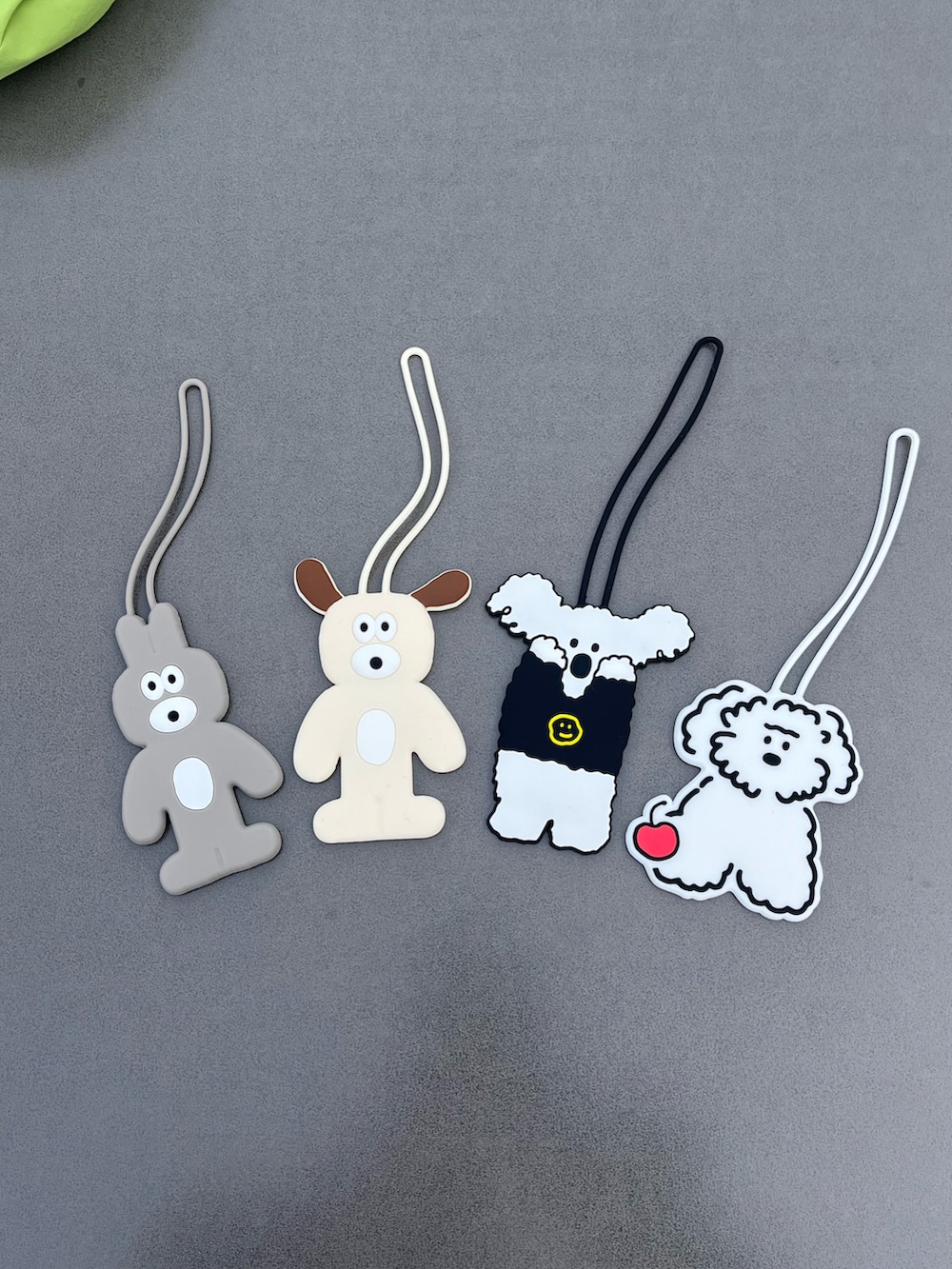 グリーン系のトートバッグ、ベージュ系のトラベルグッズ、グレー系のヘッドフォン/イヤホンを着用したレディースの冬コーディネートの2枚目の写真