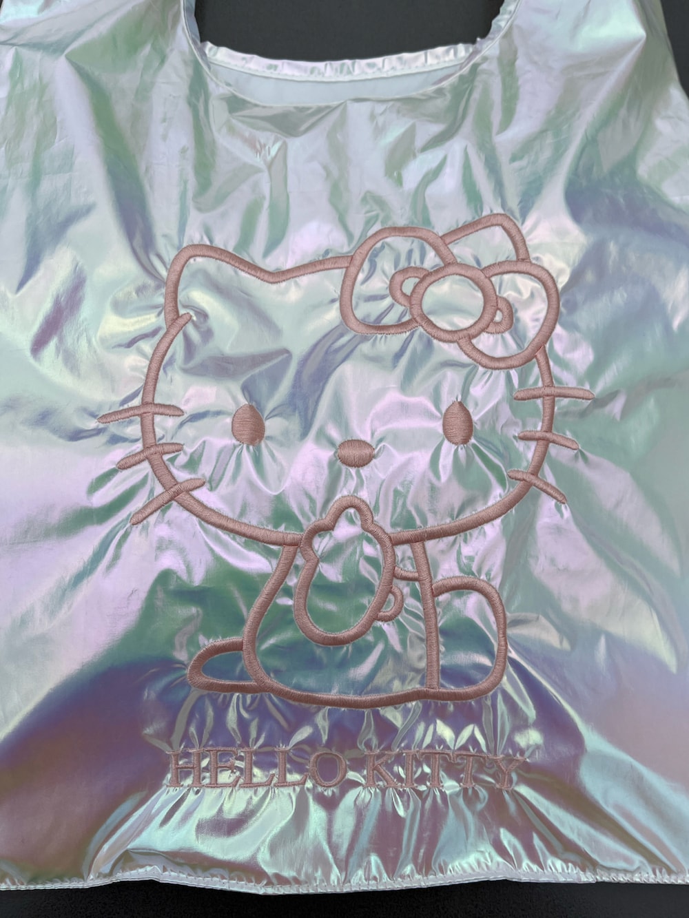 ホワイト系のトートバッグ、ホワイト系のチャームを着用したレディースの春コーディネートの2枚目の写真