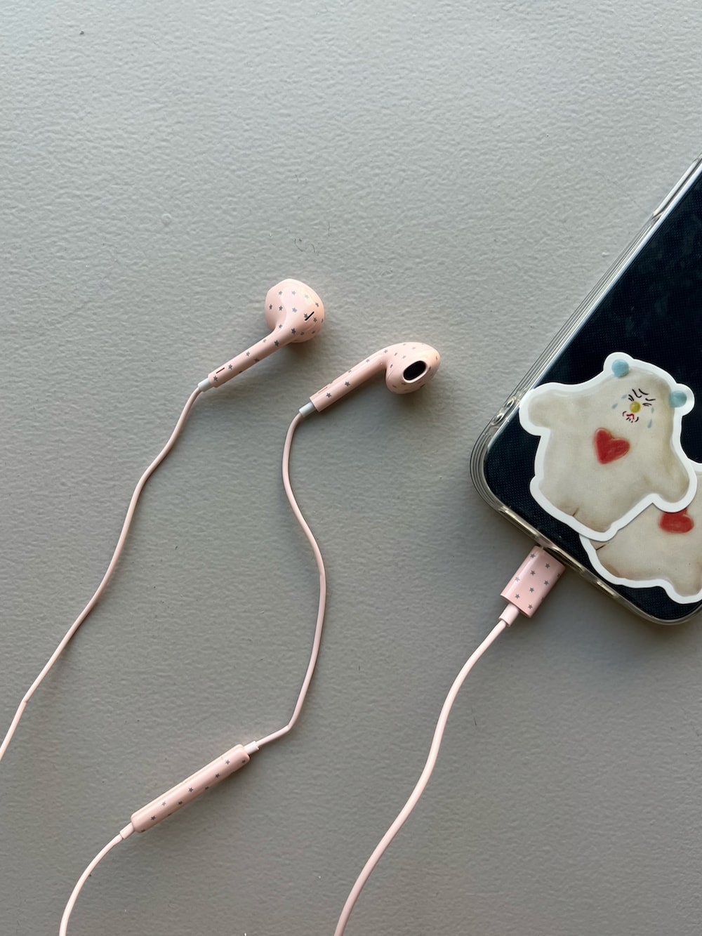 シルバー系の財布、グリーン系のステーショナリー、ピンク系の生活家電を着用したレディースの夏コーディネートの5枚目の写真