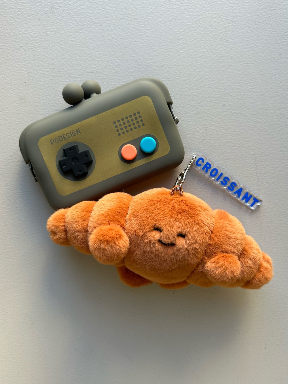 ブラウン系のチャーム、ホワイト系のチャーム、グレー系のポーチを着用したレディースの冬コーディネートの2枚目の写真