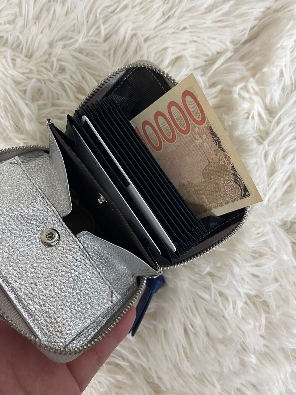 シルバー系の財布を着用したレディースの秋コーディネートの4枚目の写真