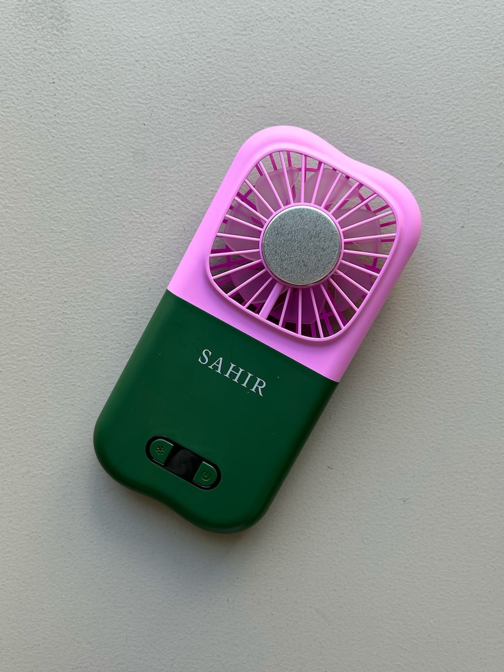 レッド系のポーチ、イエロー系の生活家電、ブルー系のチャームを着用したレディースの春コーディネートの2枚目の写真