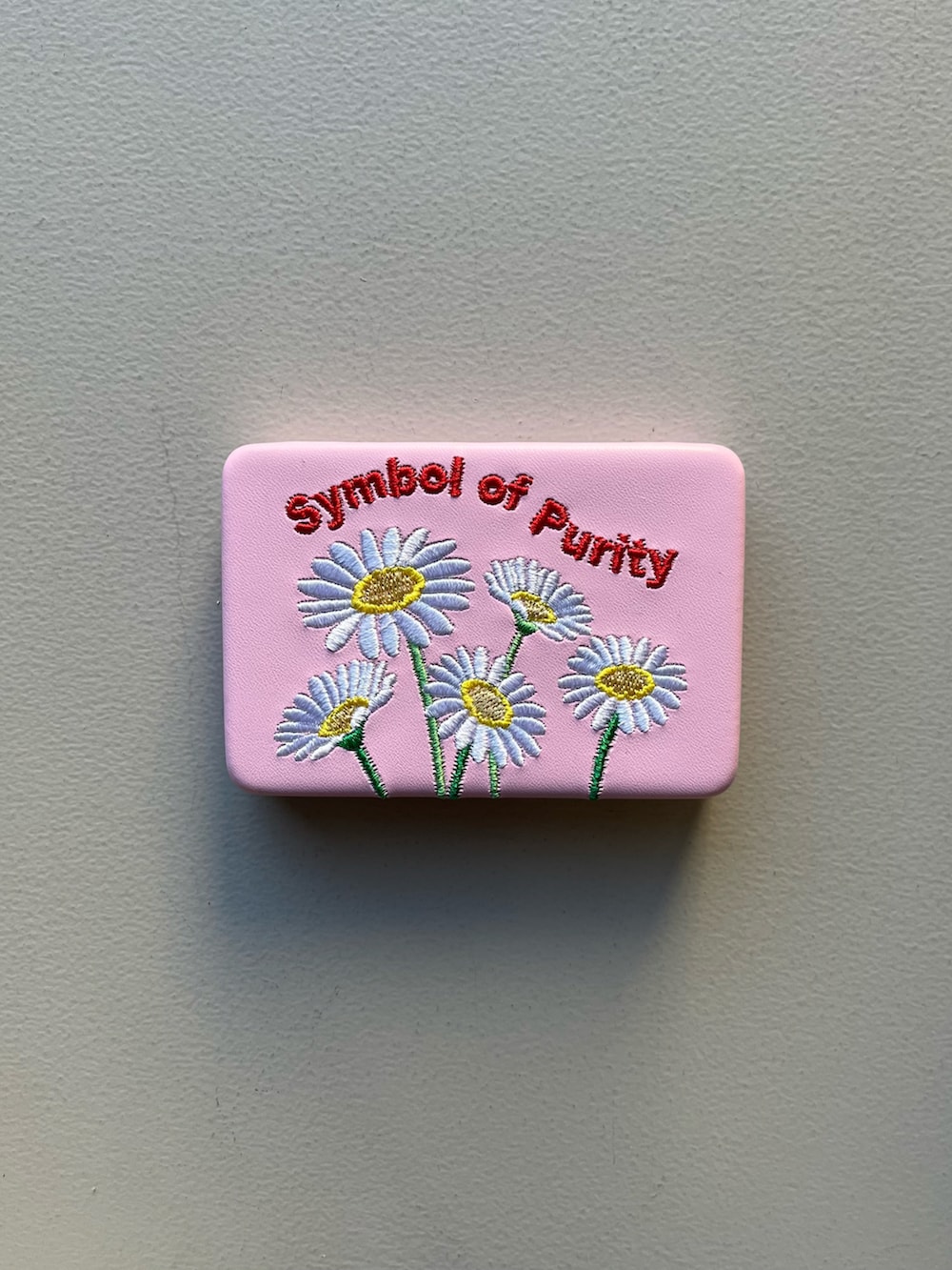 イエロー系のパスケース、イエロー系のポーチ、ブラック系のヘアブラシを着用したレディースの春コーディネートの3枚目の写真