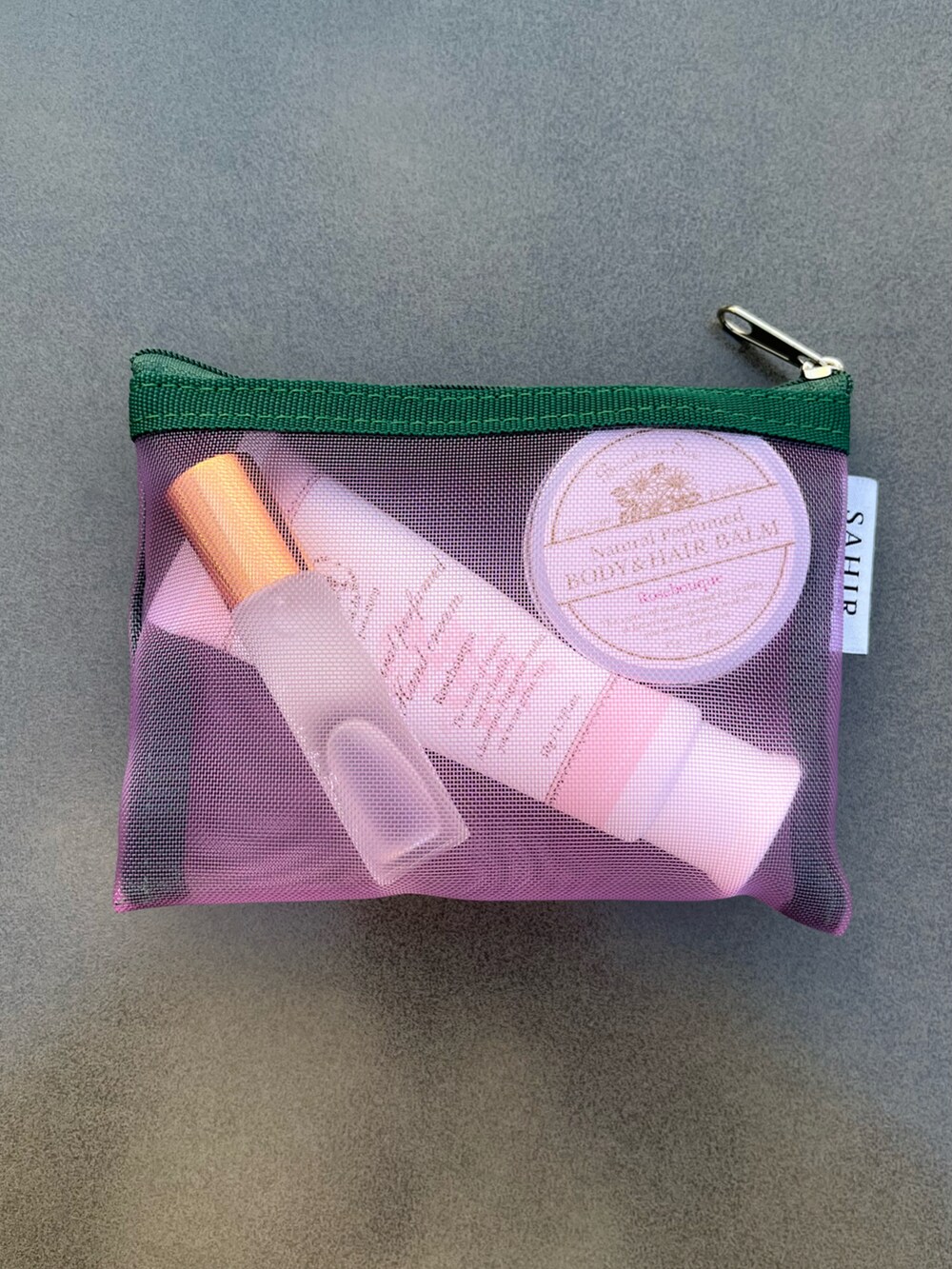 ピンク系のボディケア/ボディクリーム、ピンク系の香水、ピンク系のヘアオイル/ヘアミルクを着用したレディースの春コーディネートの2枚目の写真