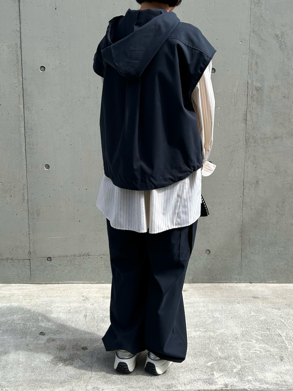 ブルー系のカーゴパンツ、イエロー系のシャツ/ブラウス、ブルー系のベストを着用したレディースの春コーディネートの2枚目の写真