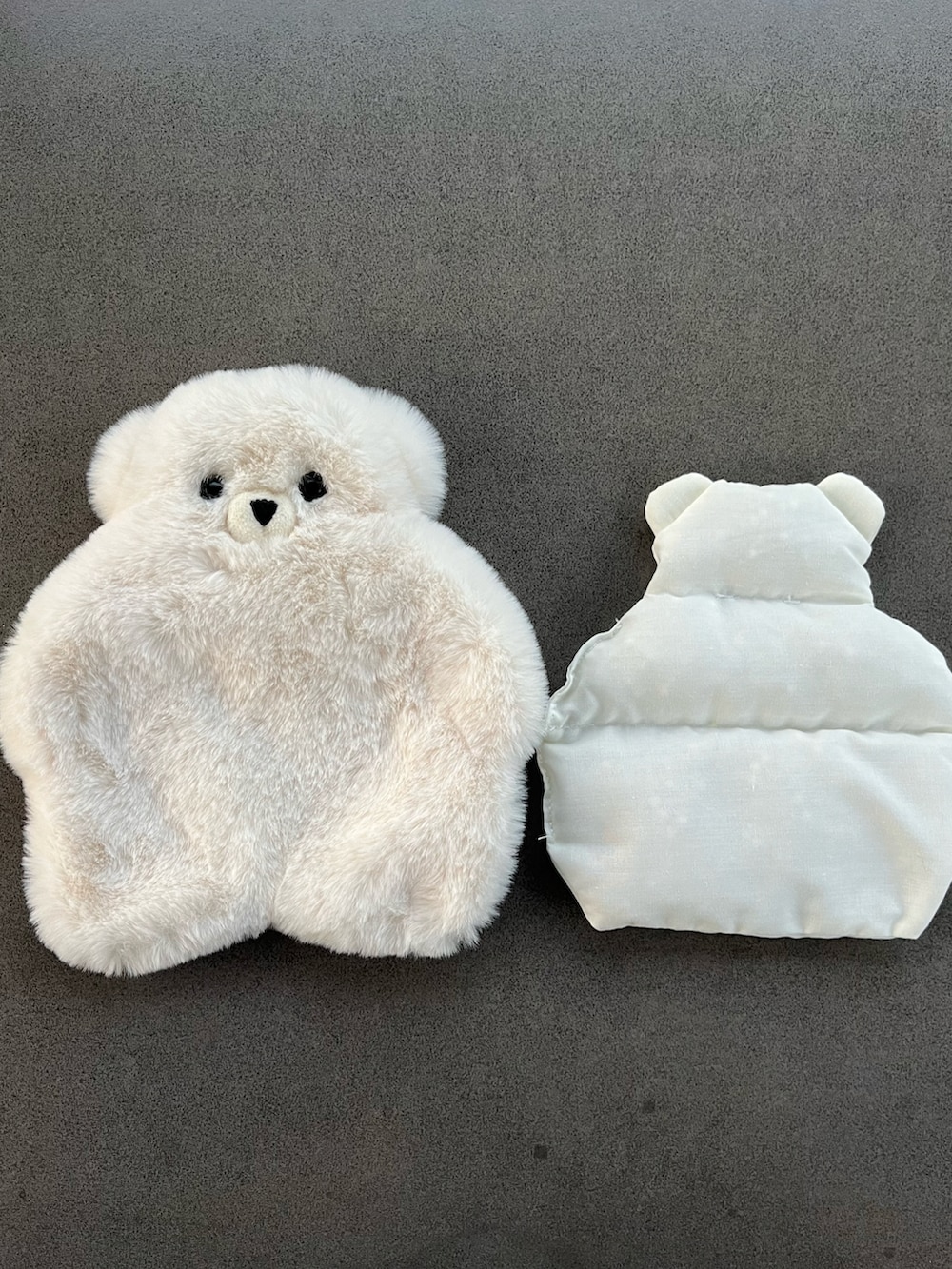 ホワイト系のインテリア雑貨、オレンジ系のブランケットを着用したレディースの秋コーディネートの2枚目の写真