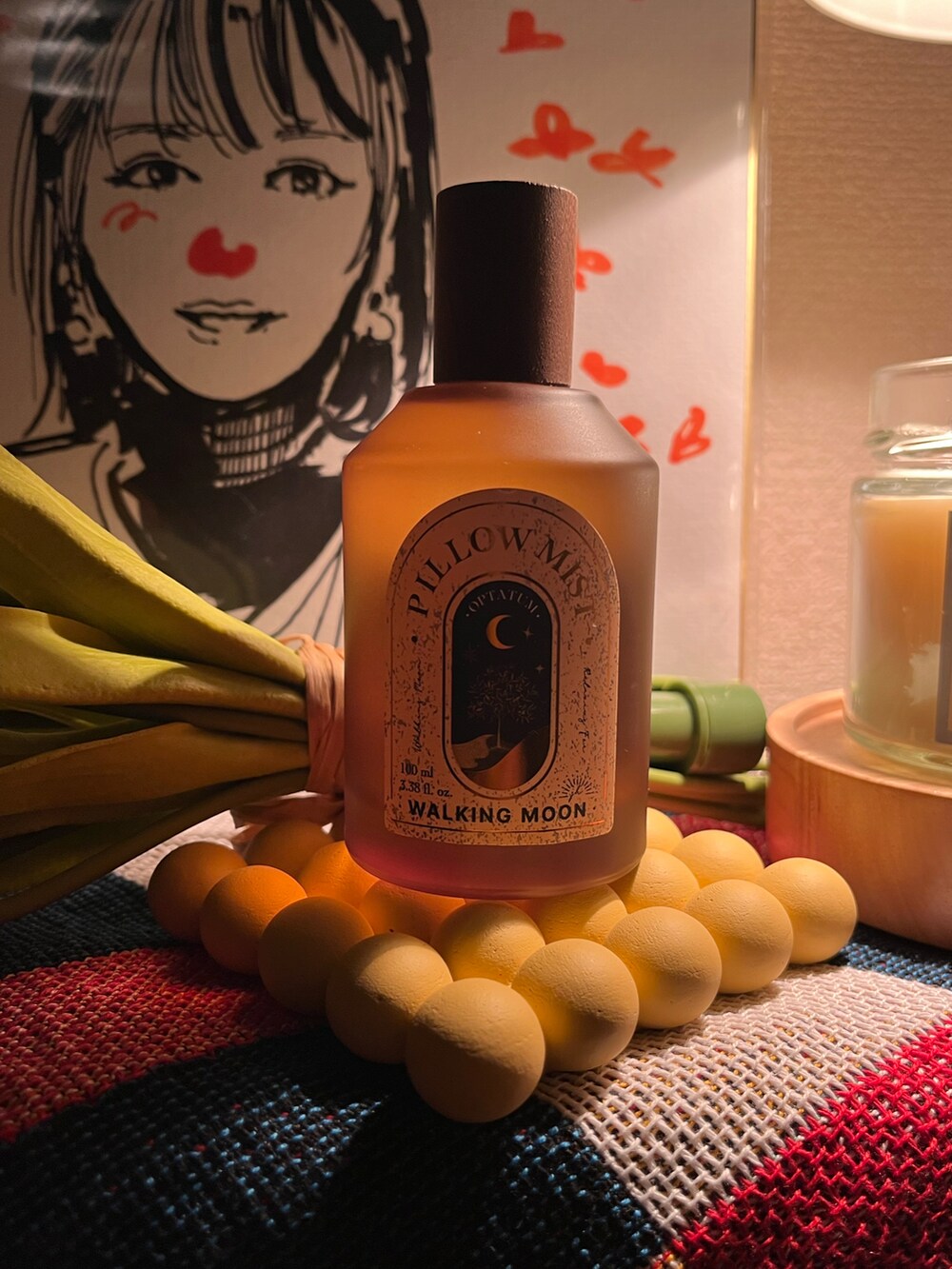 グリーン系のキャンドル、ブルー系のキャンドル、レッド系のブランケットを着用したレディースの春コーディネートの5枚目の写真