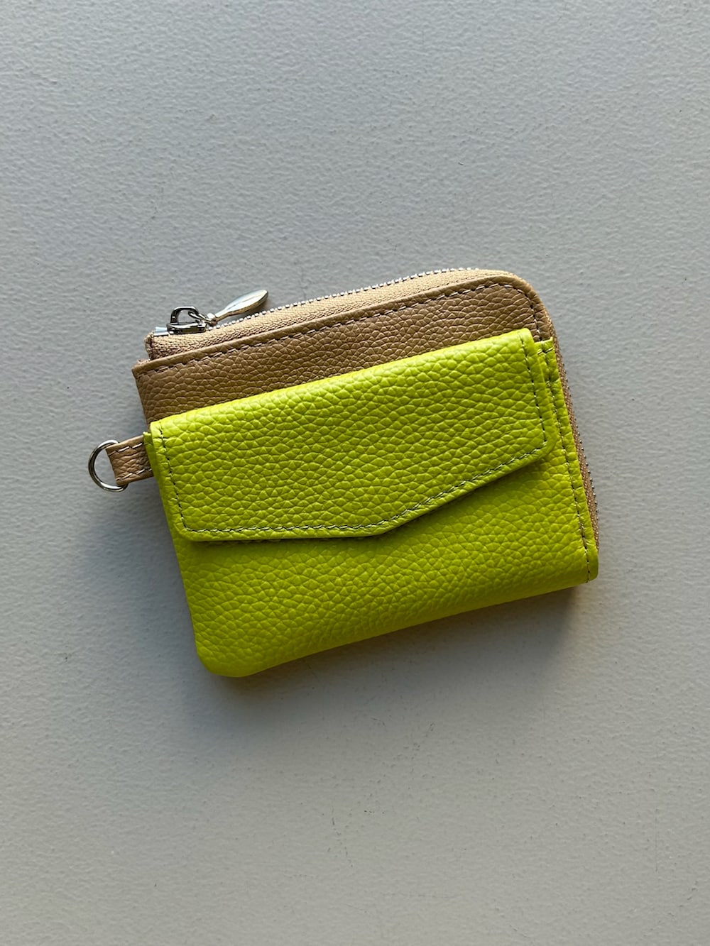 オレンジ系のエコバッグ/サブバッグ、ベージュ系の財布、グレー系のスマホグッズを着用したレディースの春コーディネートの3枚目の写真