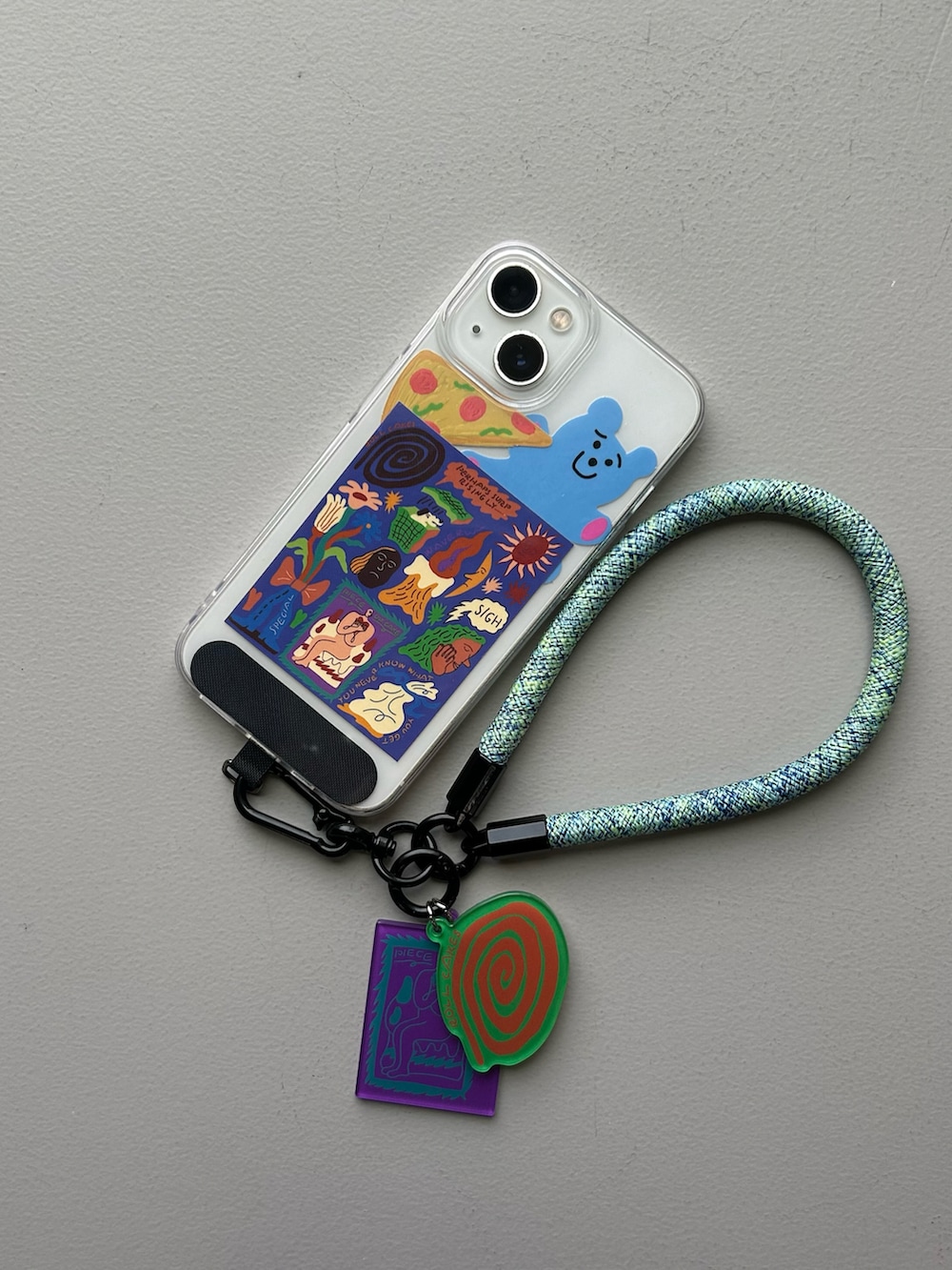 グリーン系のスマホグッズ、シルバー系のポーチ、ホワイト系のその他小物を着用したレディースの秋コーディネートの2枚目の写真