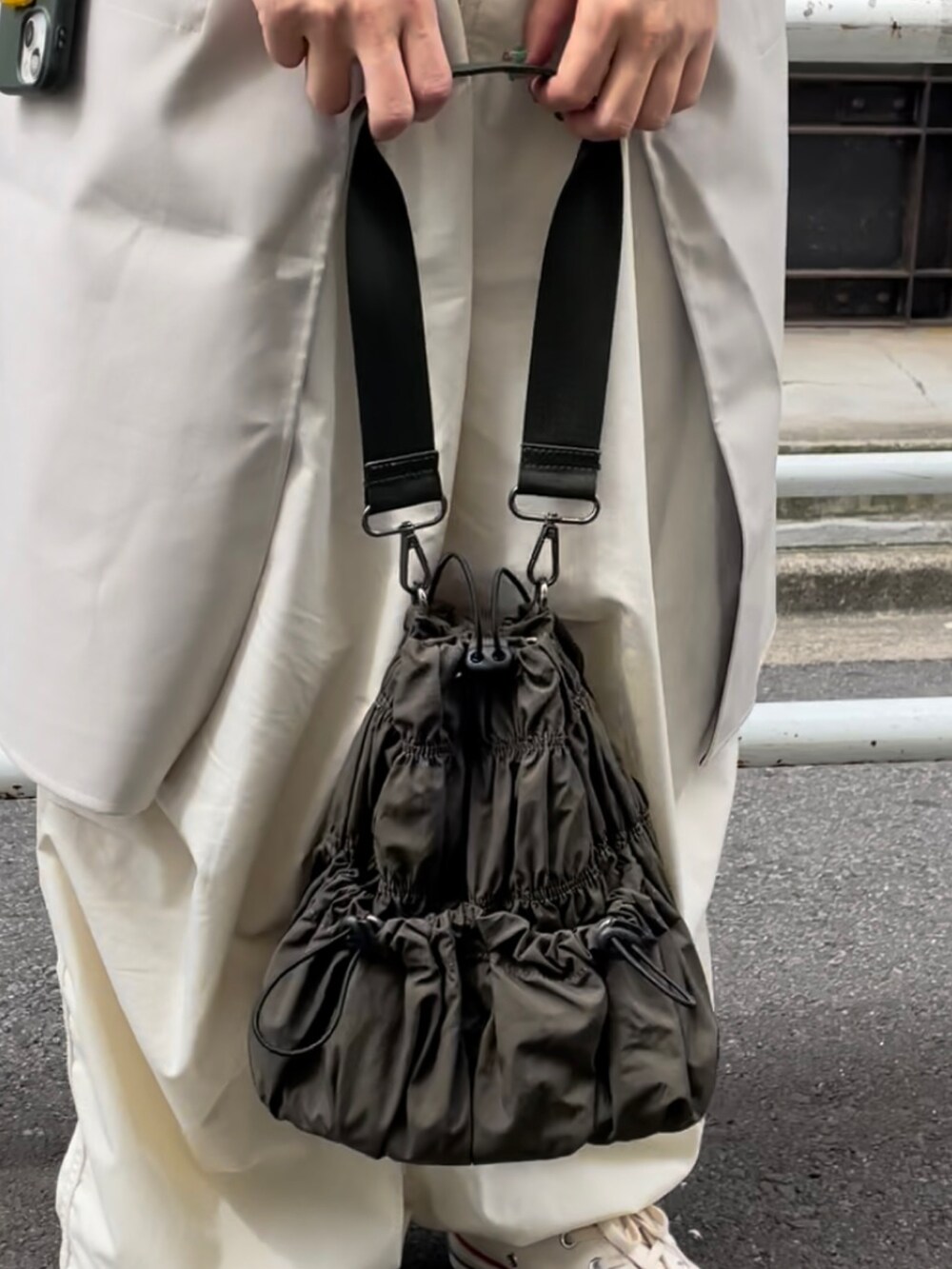 グリーン系のトートバッグ、ホワイト系のTシャツ/カットソー、ホワイト系のその他パンツを着用したレディースの夏コーディネートの2枚目の写真