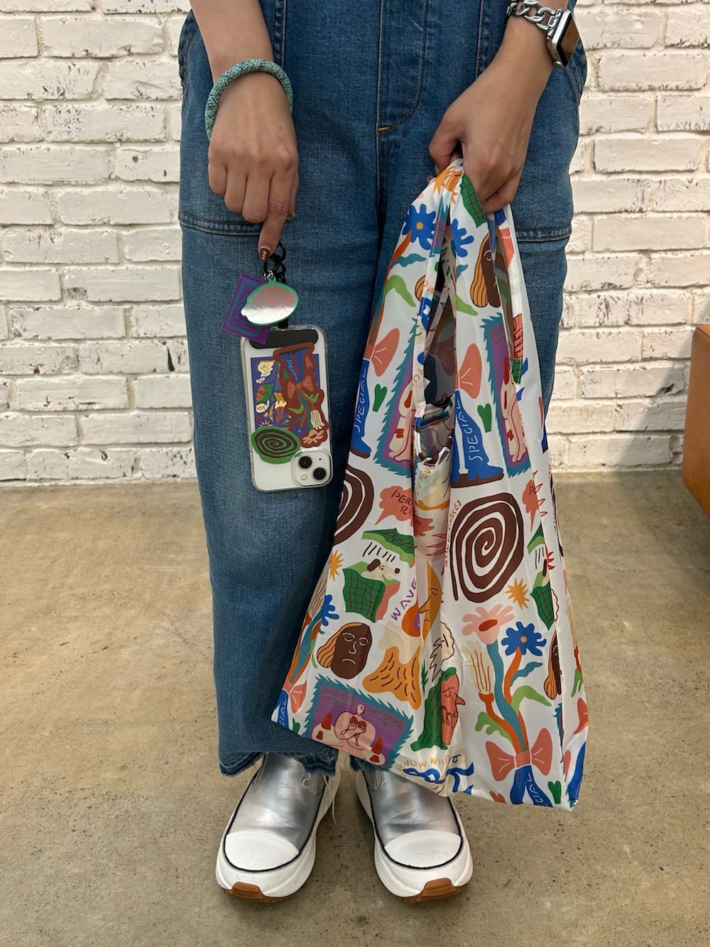 ホワイト系のエコバッグ/サブバッグ、イエロー系の財布、シルバー系の財布を着用したレディースの夏コーディネートの3枚目の写真