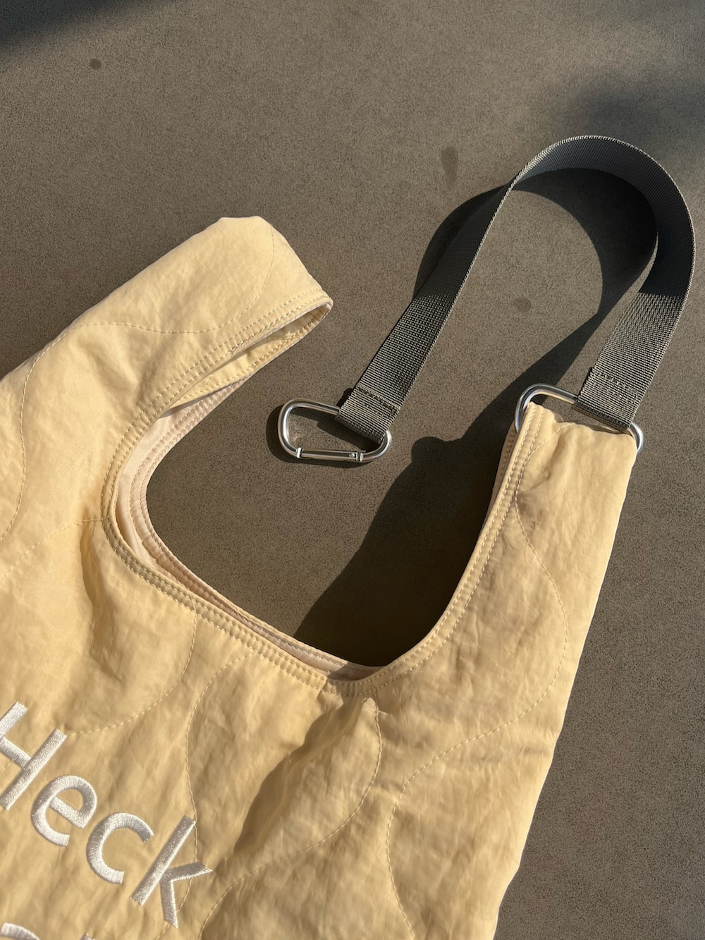 ホワイト系のトートバッグ、オレンジ系のカーディガン/ボレロを着用したレディースの秋コーディネートの2枚目の写真