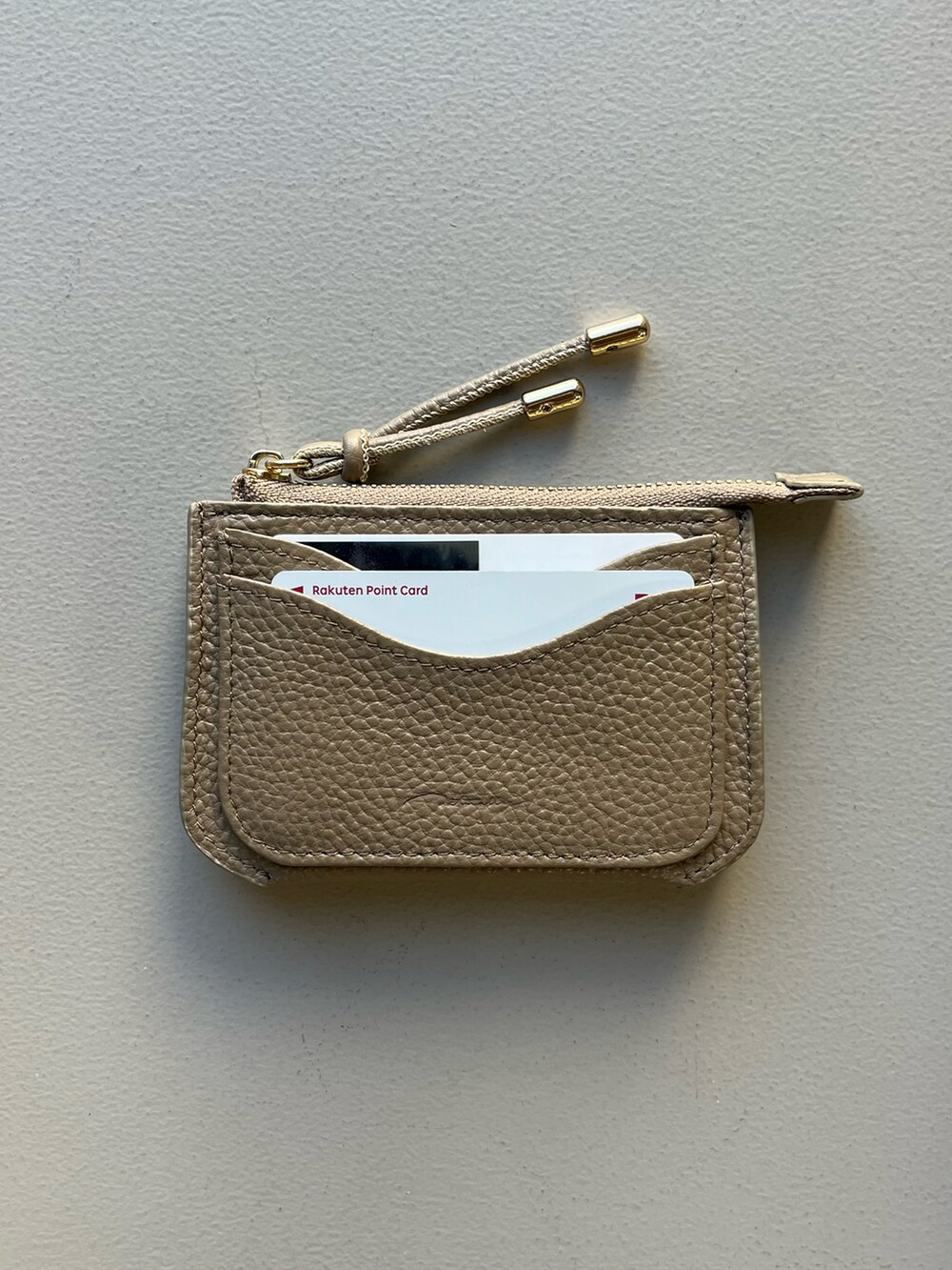 イエロー系のチャーム、ホワイト系のチャーム、その他のハンドケア/ハンドクリームを着用したレディースの冬コーディネートの3枚目の写真