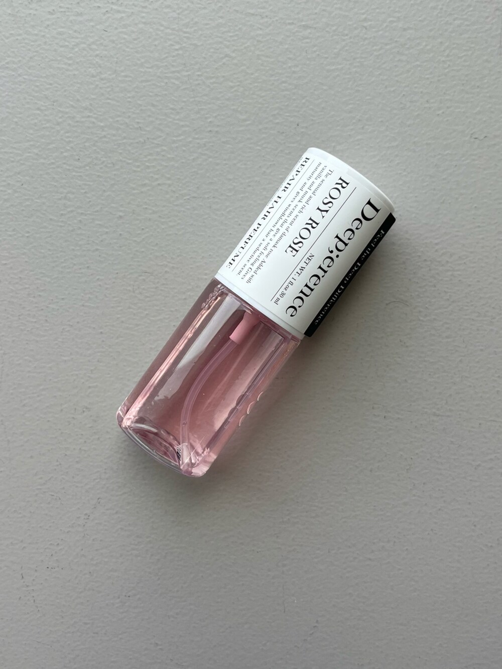 グリーン系の生活家電、イエロー系の名刺入れ、シルバー系の財布を着用したレディースの春コーディネートの5枚目の写真