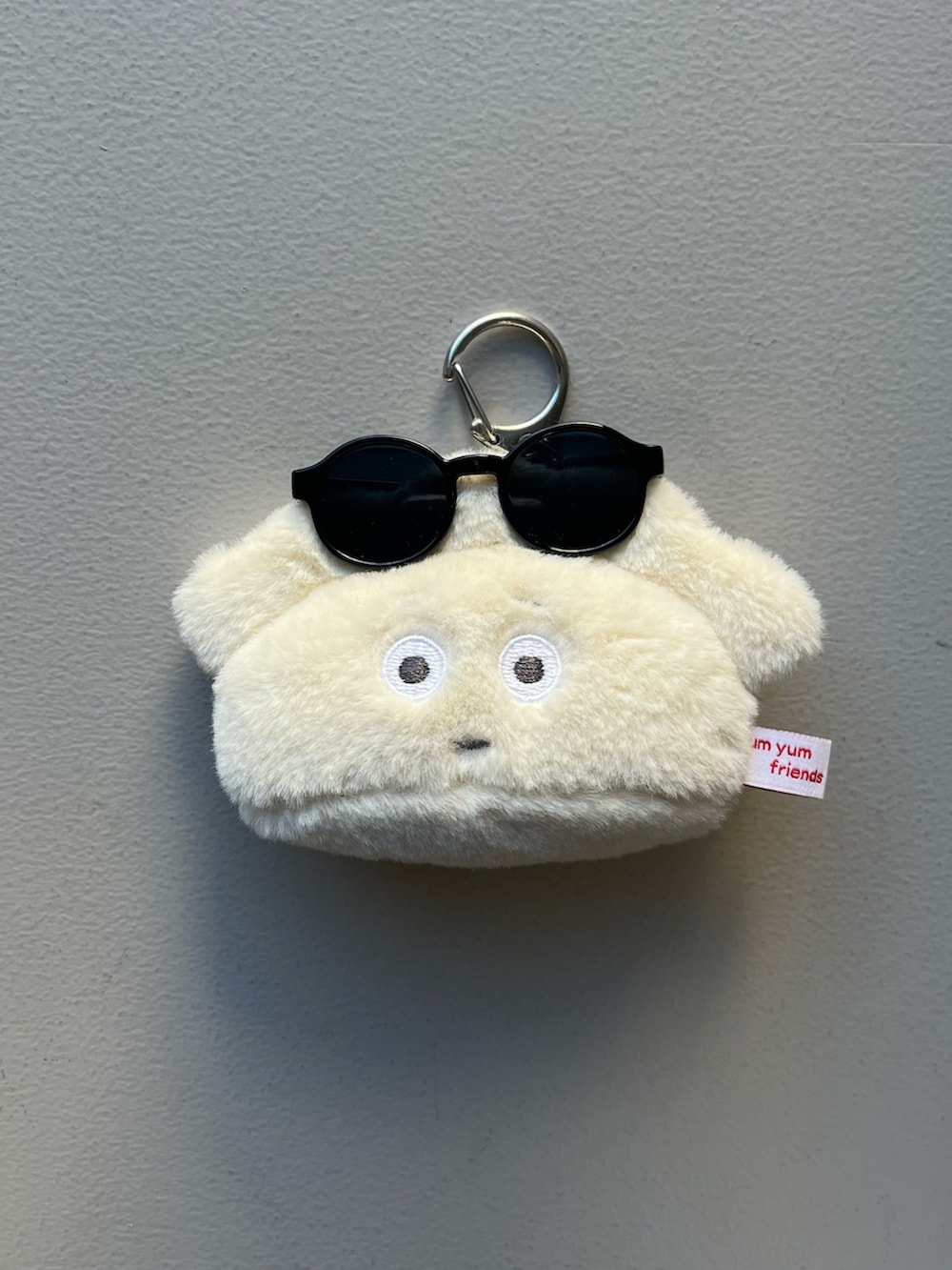 イエロー系のパスケース、イエロー系のポーチ、ブラック系のヘアブラシを着用したレディースの春コーディネートの5枚目の写真