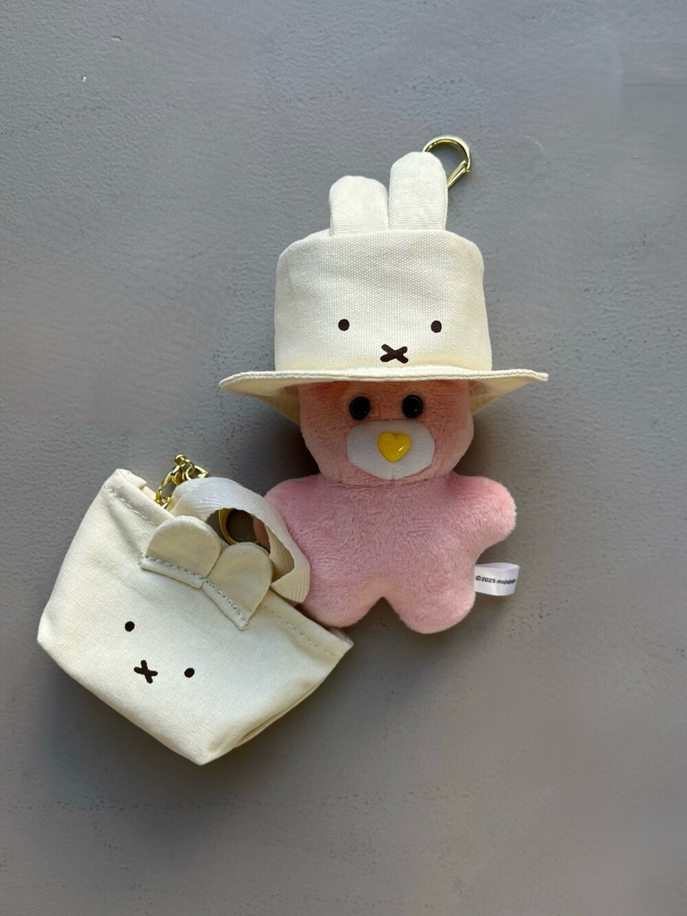 イエロー系の財布、レッド系のポーチ、ホワイト系のチャームを着用したレディースの夏コーディネートの5枚目の写真