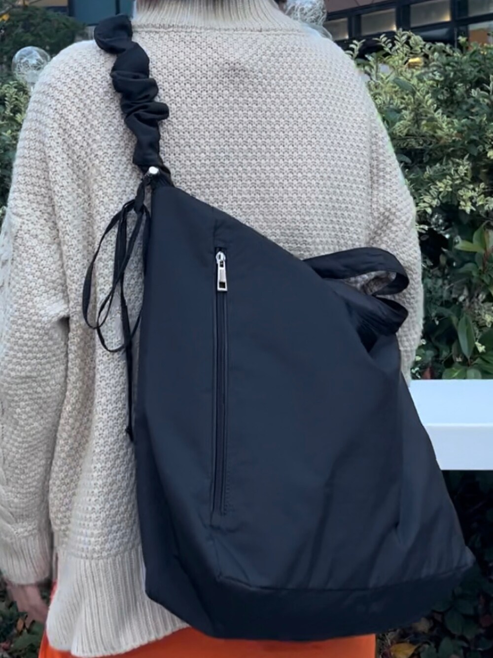 ブラック系のトートバッグ、オレンジ系のシャツ/ブラウス、ブラック系のローファーを着用したレディースの秋コーディネートの3枚目の写真