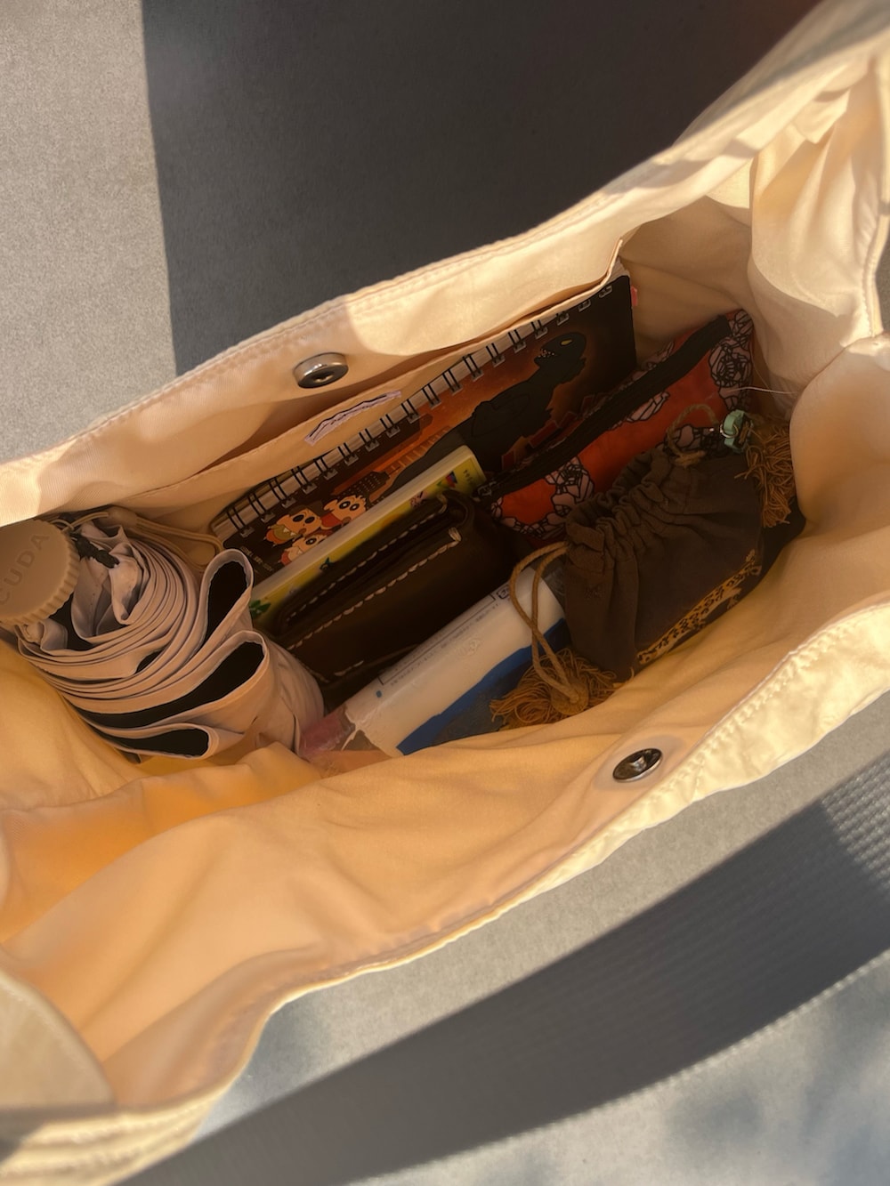 ホワイト系のトートバッグ、オレンジ系のカーディガン/ボレロを着用したレディースの秋コーディネートの3枚目の写真