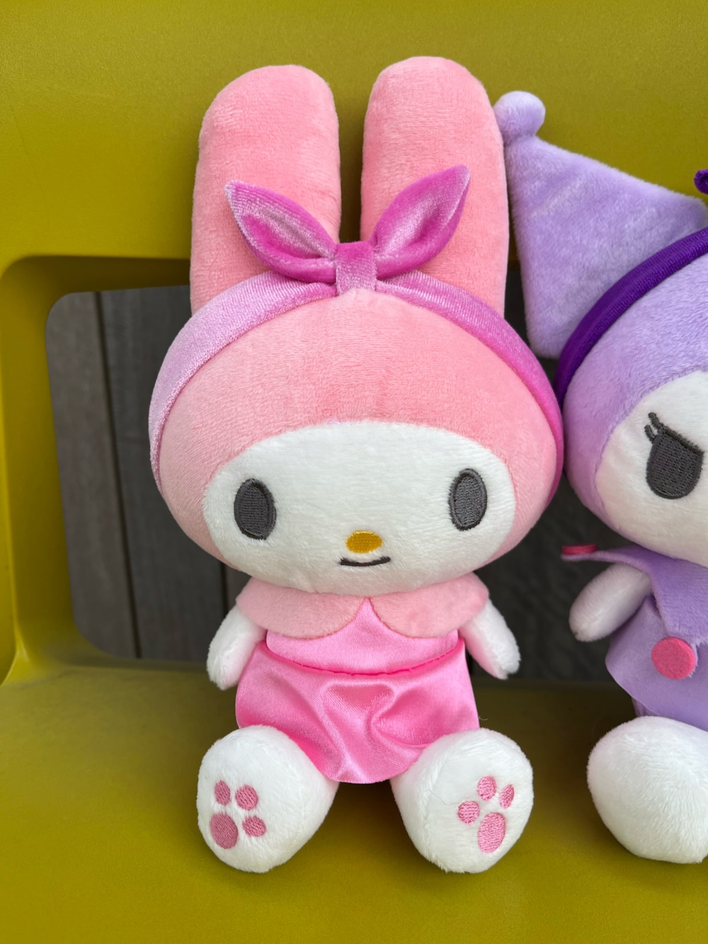 パープル系のおもちゃ、ピンク系のおもちゃを着用したレディースの春コーディネートの3枚目の写真