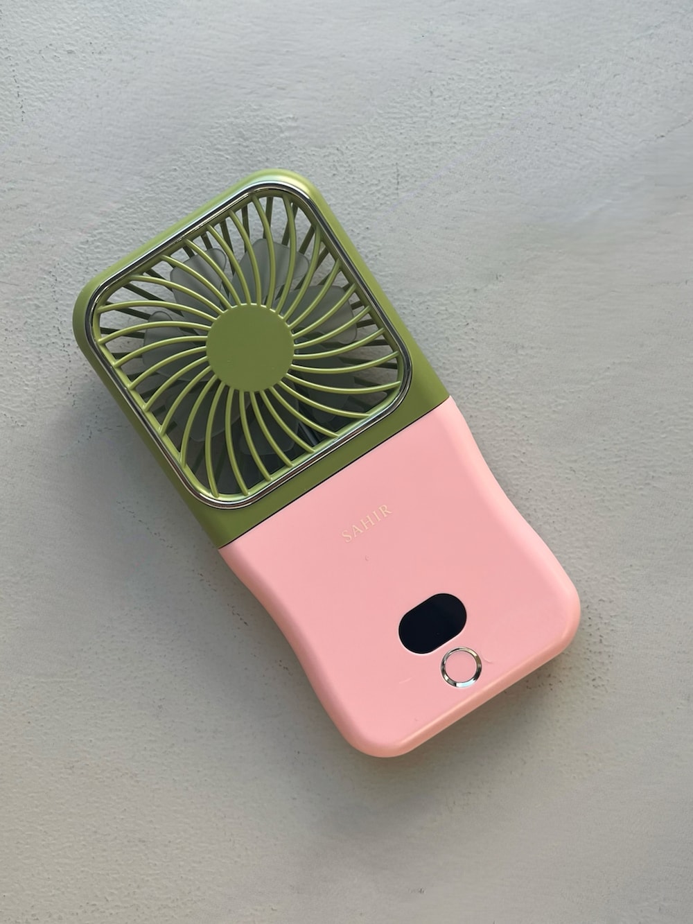 ピンク系のハンドケア/ハンドクリーム、オレンジ系のスマホグッズ、グリーン系の生活家電を着用したレディースの春コーディネートの3枚目の写真