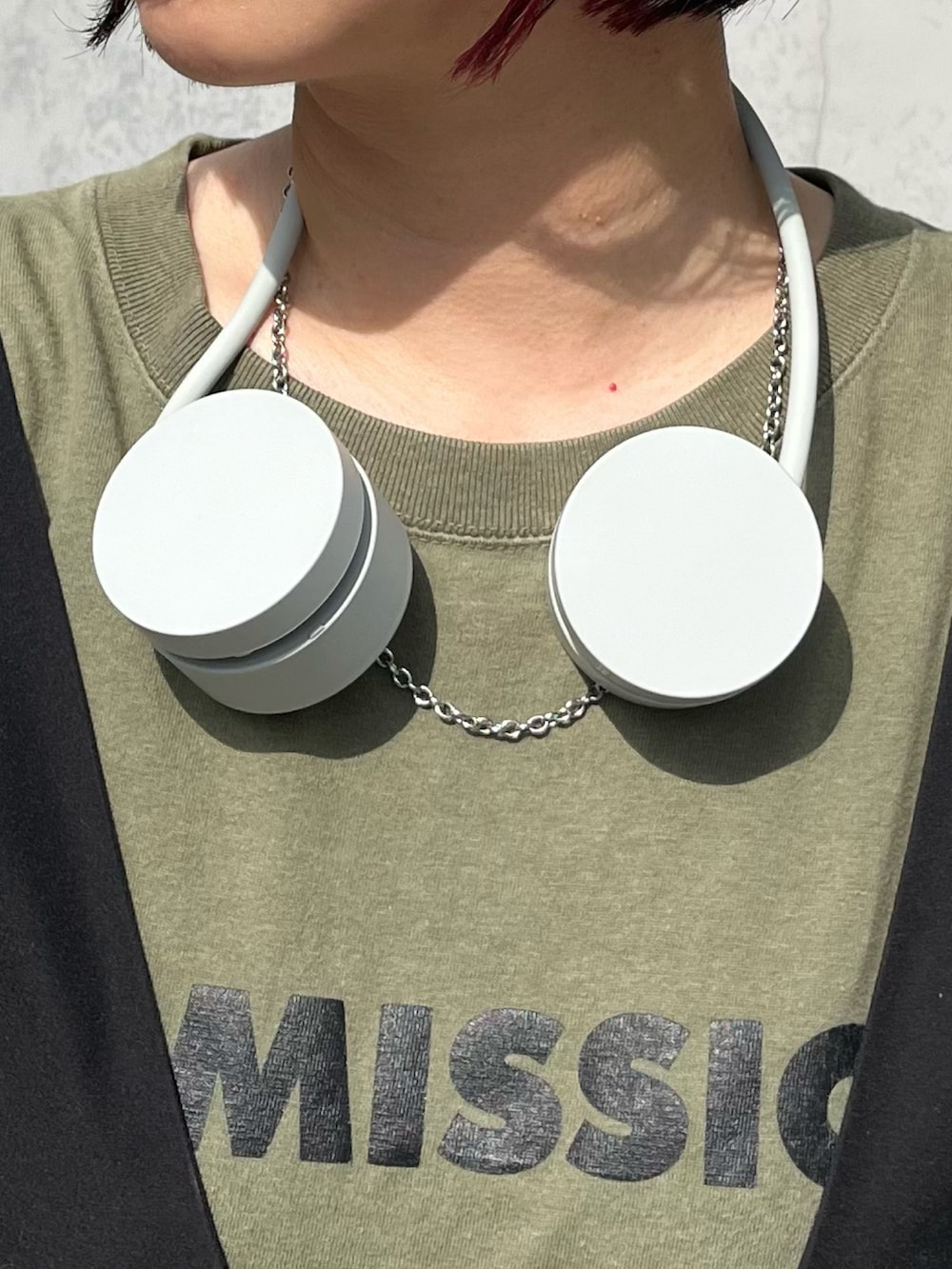 ホワイト系のトートバッグ、グレー系の生活家電、グレー系のヘッドフォン/イヤホンを着用したレディースの夏コーディネートの2枚目の写真