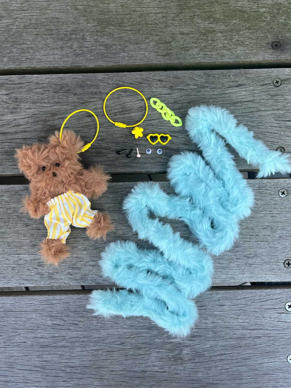 ブラウン系のキーホルダー、ホワイト系のラグ/マットを着用したレディースの秋コーディネートの2枚目の写真