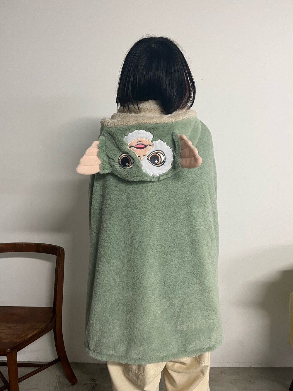 グリーン系のインテリア雑貨を着用したレディースの秋コーディネートの2枚目の写真