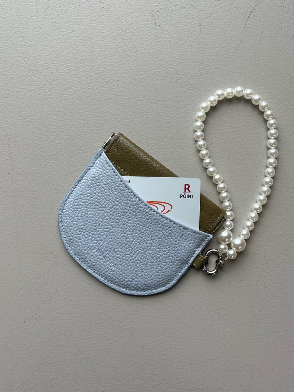 グリーン系のその他小物、ゴールド系のヘアブラシを着用したレディースの秋コーディネートの3枚目の写真