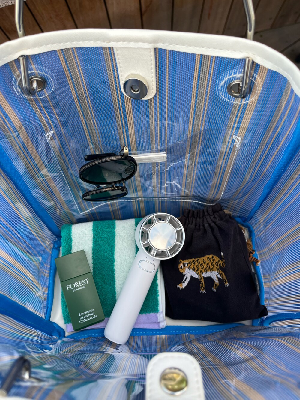 ブルー系のトートバッグ、グリーン系のハンカチ/ハンドタオル、ホワイト系の生活家電を着用したレディースの春コーディネートの2枚目の写真