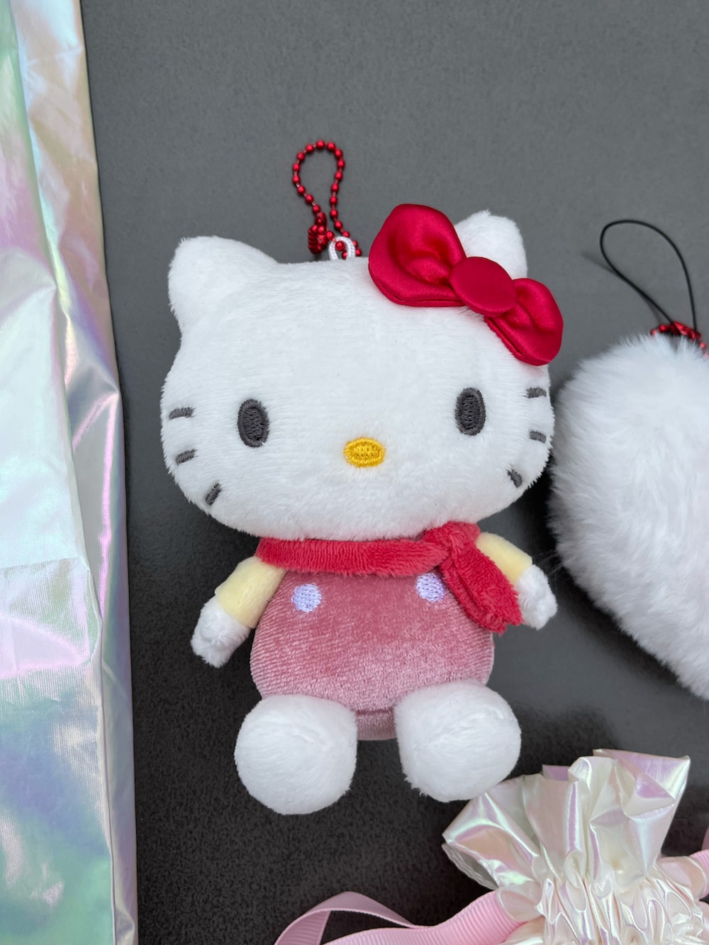 ホワイト系のトートバッグ、ホワイト系のチャームを着用したレディースの春コーディネートの4枚目の写真