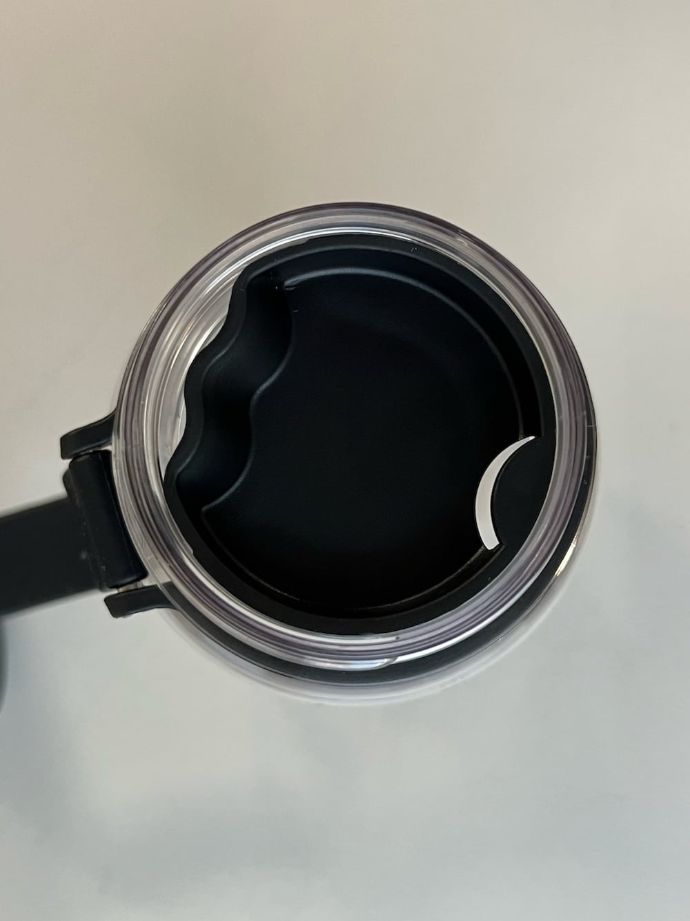 ブラック系の水筒を着用したレディースの秋コーディネートの2枚目の写真