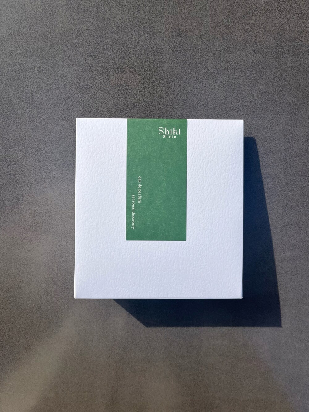 その他の香水を着用したレディースの春コーディネートの2枚目の写真