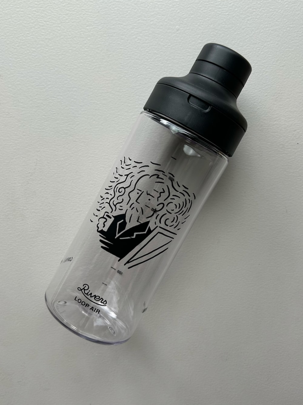 オレンジ系のポーチ、その他のハンドケア/ハンドクリーム、ブラック系の水筒を着用したレディースの夏コーディネートの5枚目の写真